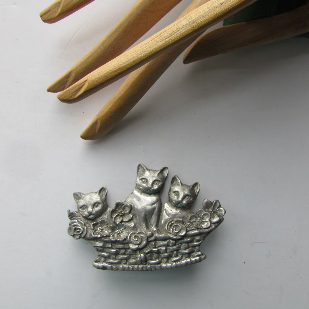 1987 Seagull Pewter Canada Brooch Kittens in Basket